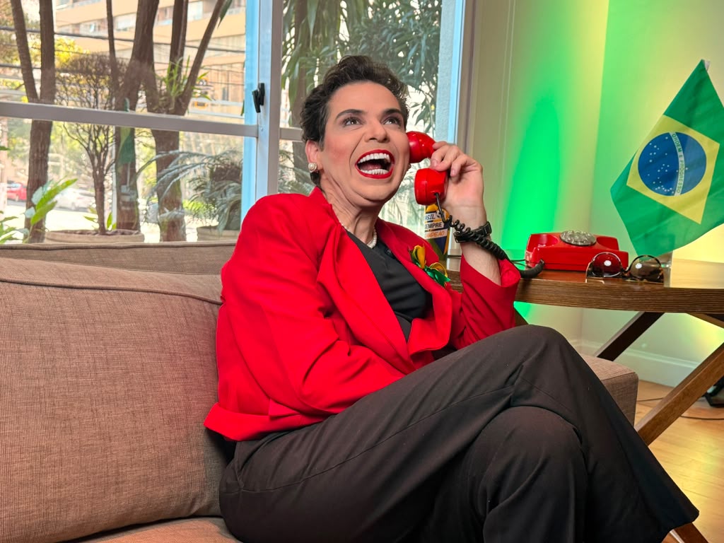 Gustavo Mendes em personagem satírica sorrindo